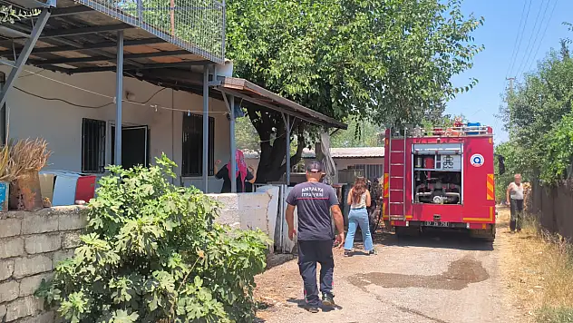Önce evi ateşe vermeye çalıştı, sonra keserle kapıya dayandı! 71 yaşındaki kadın isyan etti
