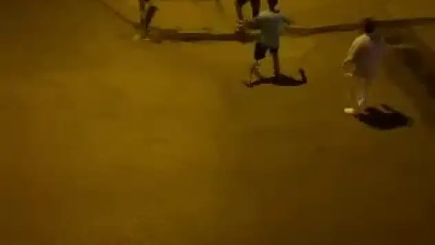 Önce kavgaya tutuştu ardından kaldırım taşıyla saldırdı