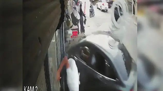 Önce yayaya çarptı, sonra markete daldı!