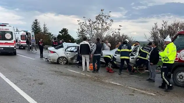 Ortalığın can pazarına döndüğü kazada baba oğul dahil 4 kişi hayatını kaybetti!