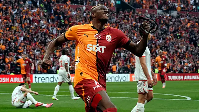 Osimhen'den rekor gecesi: Gol sayısını 33'e yükseltti