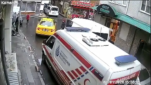 Otizmli Ömer araçlarının önünü kesti, ambulansa yol açtı