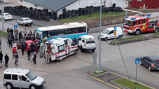 Otobüs ile otomobil çarpıştı, 5 yaralı