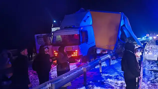 Otobüs kamyona çarptı: Çok sayıda yaralı var