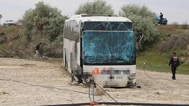 Otobüs tarlaya girdi: 4 yaralı