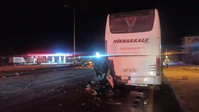 Otobüse ok gibi saplandı! Feci kazada sürücü ağır yaralandı