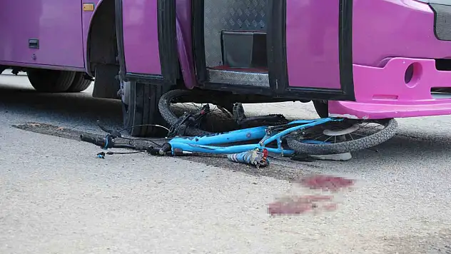 Otobüsün altında kalan bisikletli çocuk ağır yaralandı!