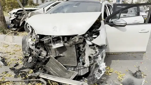 Otobüsün karıştığı zincirleme kaza! Araçlar hurdaya döndü