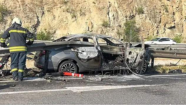 Otomobil bariyere çarpıp alev aldı: 3 astsubay hastaneye kaldırıldı