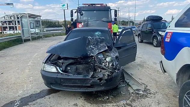 Otomobil belediye otobüsüne çarptı: 1 kişi yaralandı!