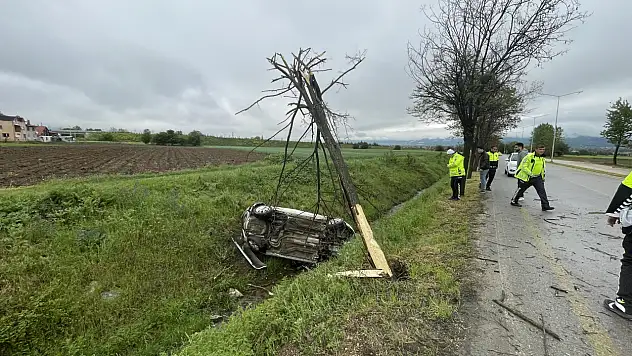 Otomobil dereye devrildi, 2 kişi yaralandı