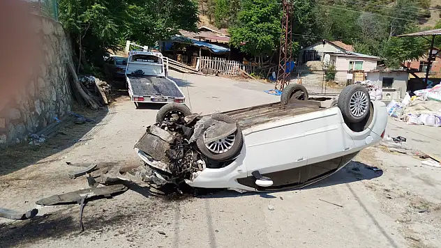 Otomobil devrildi: 2 kişi yaralandı