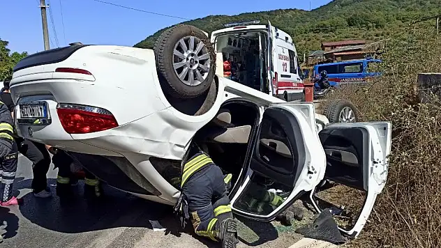 Otomobil duvara çarparak devrildi: Eşlerden biri hayatını kaybetti biri yaralandı