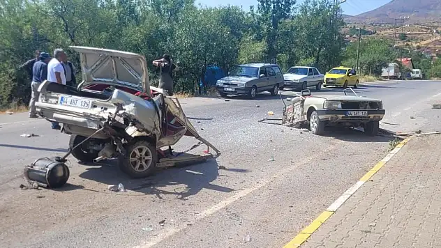 Otomobil elektrik direğine çarptı sürücüsü yaralandı