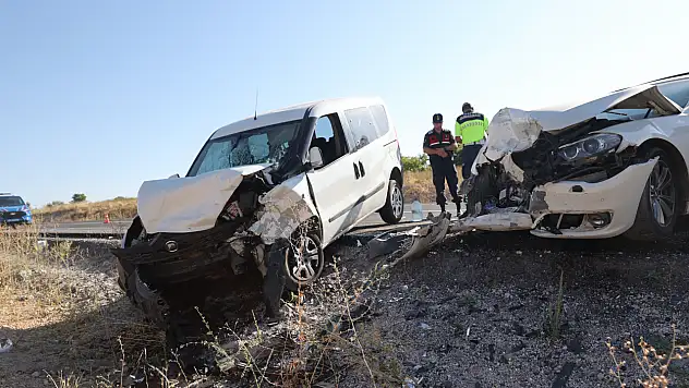 Otomobil ile hafif ticari araç çarpıştı: 14 kişi yaralandı