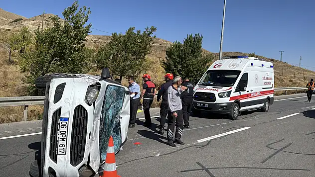 Otomobil ile hafif ticari araç çarpıştı: Ortalık can pazarına döndü