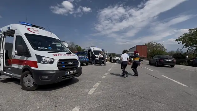 Otomobil ile hafif ticari araç çarpıştı: 4'ü çocuk 7 yaralı