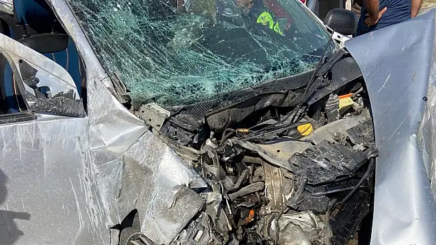 Otomobil ile hafif ticari araç çarpıştı: 4'ü ağır, 6 yaralı