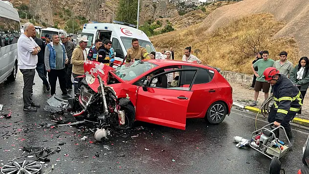 Otomobil ile tur minibüsü çarpıştı: Çok sayıda kişi yaralandı
