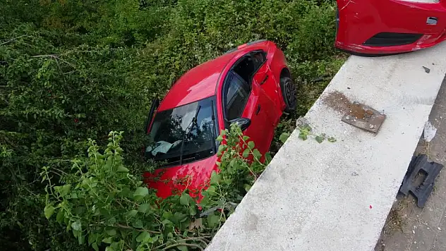 Otomobil istinat duvarından uçtu, 4 yaralı