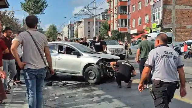 Otomobil kaldırıma çıktı! 2 yaya yaralandı