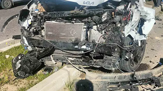 Otomobil minibüse çarptı