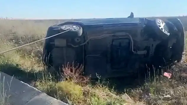 Otomobil şarampole devrildi