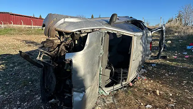Otomobil tarlaya devrildi: 1'i bebek 5 yaralı!