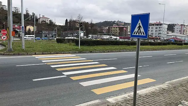 Otomobil yayalara çarptı: 1 ölü 3 kişi yaralı!