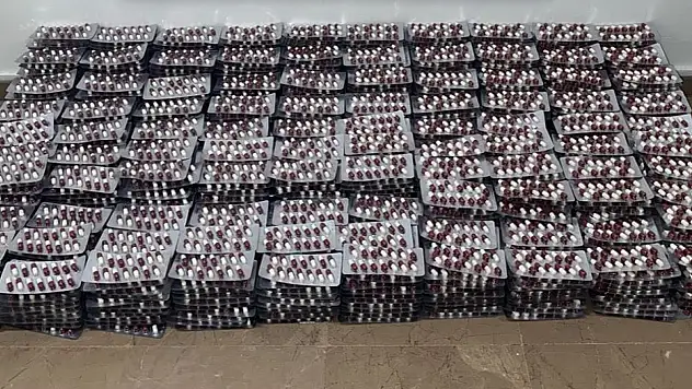 Otomobilde 19 bin 320 uyuşturucu içerikli hap ele geçirildi
