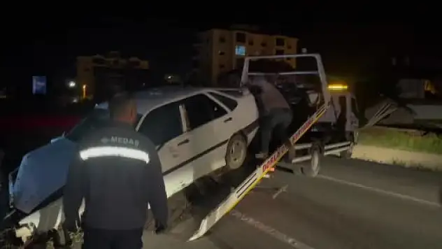 Otomobilin çarptığı aydınlatma direği devrildi: 1 kişi yaralı