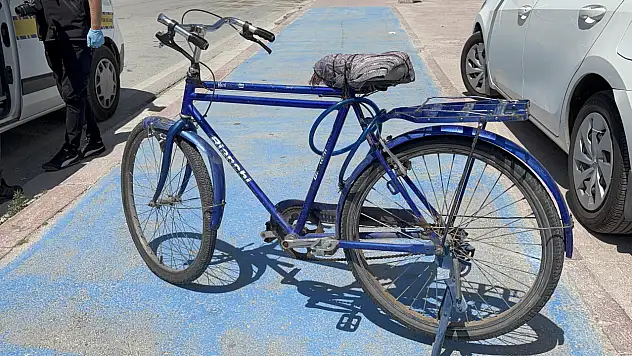Otomobilin çarptığı bisikletli hayatını kaybetti