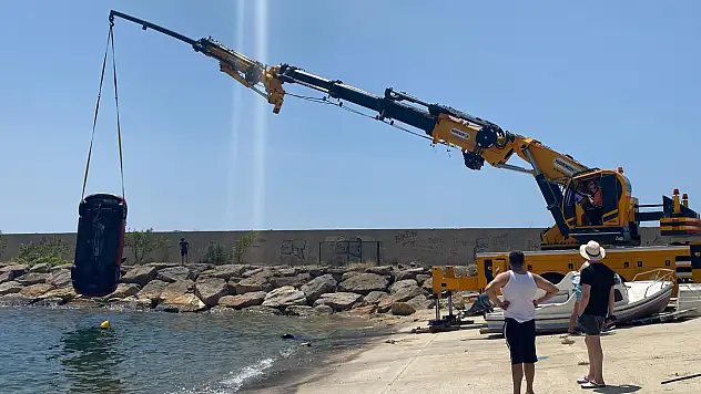 Otomobilin el frenini çekmeyi unutunca olanlar oldu! Otomobili beklemediği bir yerde buldu