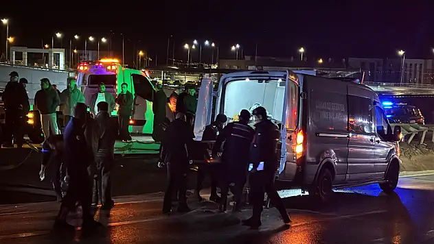 Otomobilin ikiye bölündüğü kazada 2 genç hayatını kaybetti