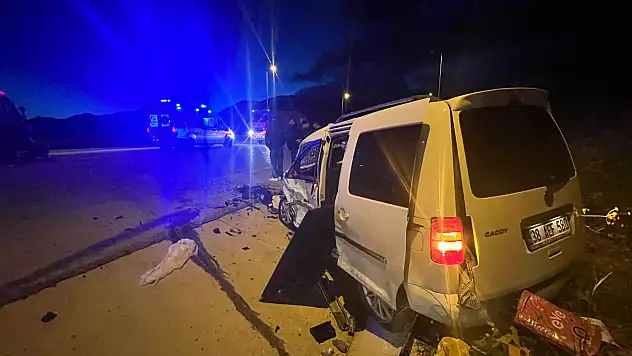 Otomobille hafif ticari araç çarpıştı: 1 ölü, 6 yaralı