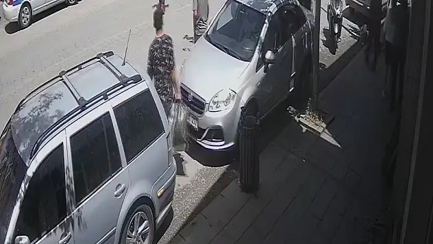 Otomobille motosiklet çarpıştı