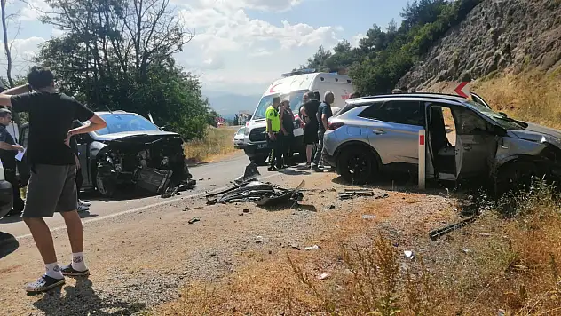 Otomobiller kafa kafaya çarpıştı: Çok sayıda yaralı var