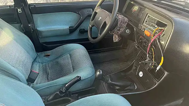 Otomobillerin camını kırıp, teyplerini çaldılar