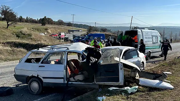 Otomobillerinin hurdaya döndüğü kazada yaşlı çift hayatını kaybetti