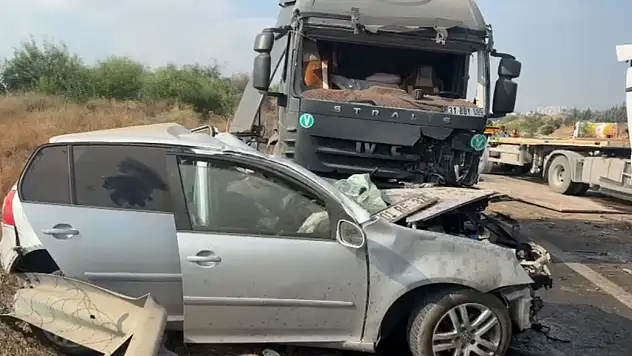 Otoyolda dehşet saçtı: Karşı yöne geçen TIR otomobili biçti, 1 ölü