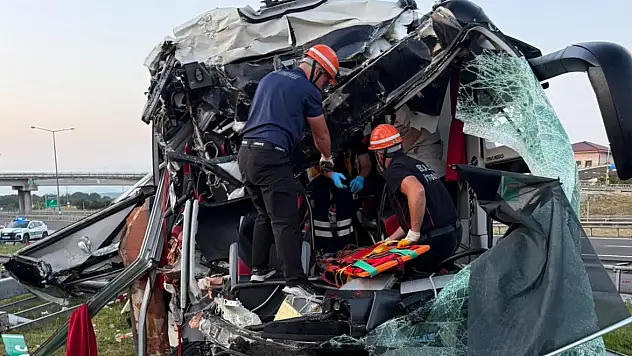 Otoyolda feci otobüs kazası! 5'i ağır 15 yaralı