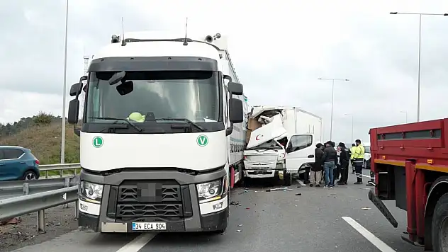 Geri geri giden TIR'a kamyonet çarptı: 1 ölü, 1 yaralı