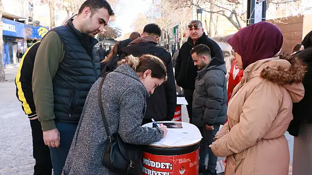 Özdağ için Konya'da imza kampanyası düzenlendi