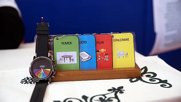 Özel bireylerin günlük hayatını kolaylaştıracak saat tasarlandı