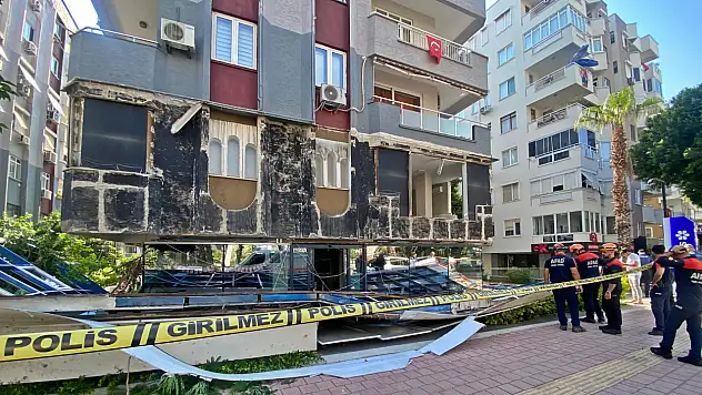 Özel laboratuvarın dış cephe kaplamaları çöktü, faciadan dönüldü