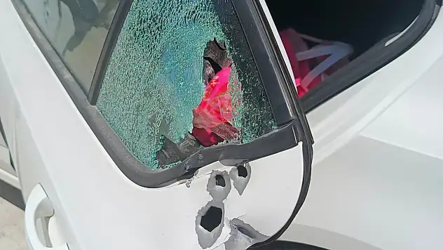 Park halindeki araca av tüfeğiyle ateş açıldı