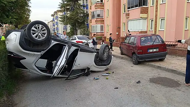 Park halindeki araca çarptı, savrularak ters döndü: 3 yaralı