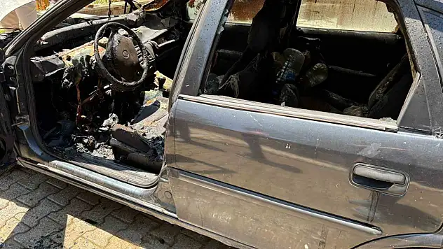 Park halindeki otomobilde yangın çıktı: Kullanılamaz hale geldi