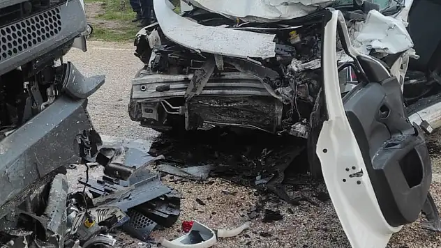 Park halindeki TIR'a çarpan otomobilde 2 genç hayatını kaybetti