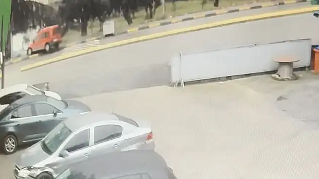 Park halindeyken hareket eden hafif ticari araç durağa daldı